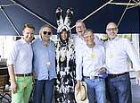 Gruppenfoto mit Mann in Hasenkostüm mittig