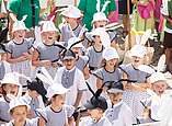 Kinder und Erwachsene feiern beim Seehasenfest die Einholung des Seehas und den Hasenklee