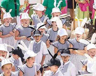 Kinder und Erwachsene feiern beim Seehasenfest die Einholung des Seehas und den Hasenklee