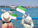 Kinder und Erwachsene feiern beim Seehasenfest die Einholung des Seehas und den Hasenklee
