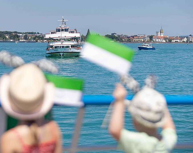 Kinder und Erwachsene feiern beim Seehasenfest die Einholung des Seehas und den Hasenklee