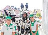 Kinder und Erwachsene feiern beim Seehasenfest die Einholung des Seehas und den Hasenklee