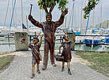 Figurengruppe aus Bronze: Seehas und zwei Kinder