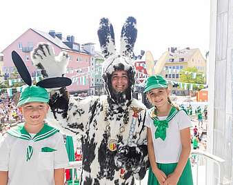 Kinder und Erwachsene feiern beim Seehasenfest die Einholung des Seehas und den Hasenklee