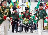 Menschen bei Seehasen-Festzug