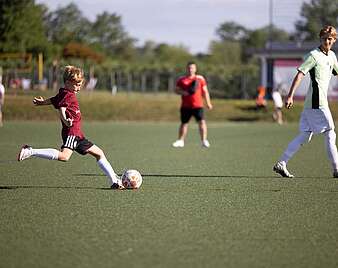Kinder spielen Fußball