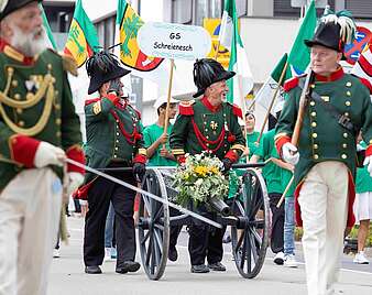 Menschen bei Seehasen-Festzug