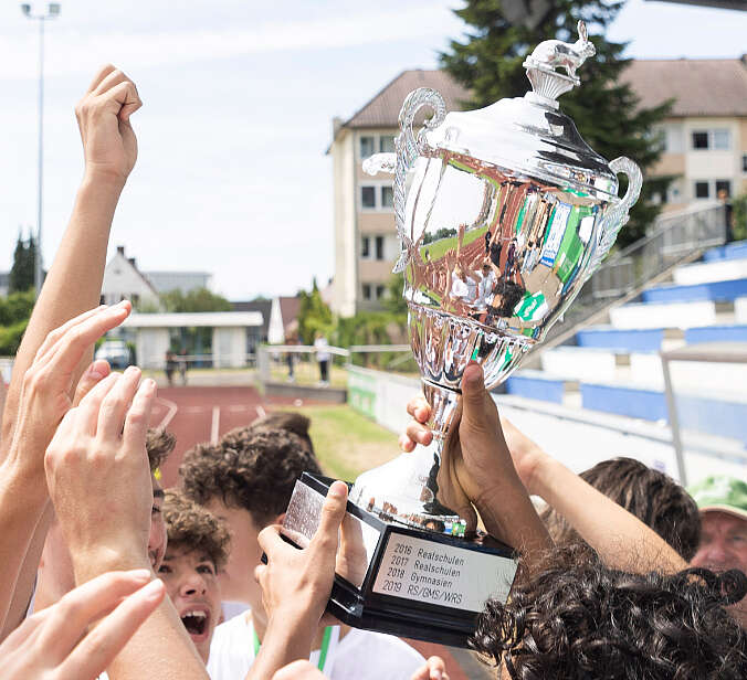 Hände halten Seehasen-Wanderpokal