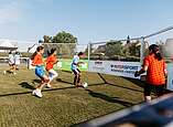 Fußballkäfig: Mädchen spielen Fußball in Oktagon