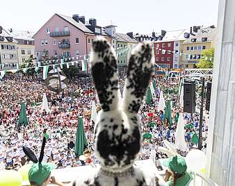Mann in Hasenkostüm von hinten vor Adenauer mit vielen Kindern