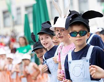 Kinder in Hasenkostümen